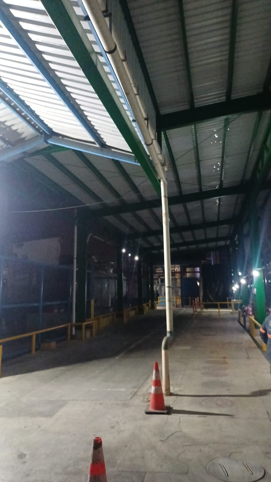 Interior de nave industrial con estructura metálica y cubierta